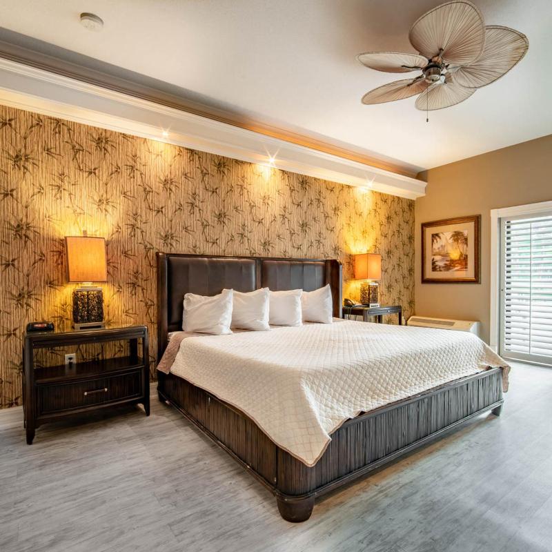 Deluxe Room with King Bed image 2