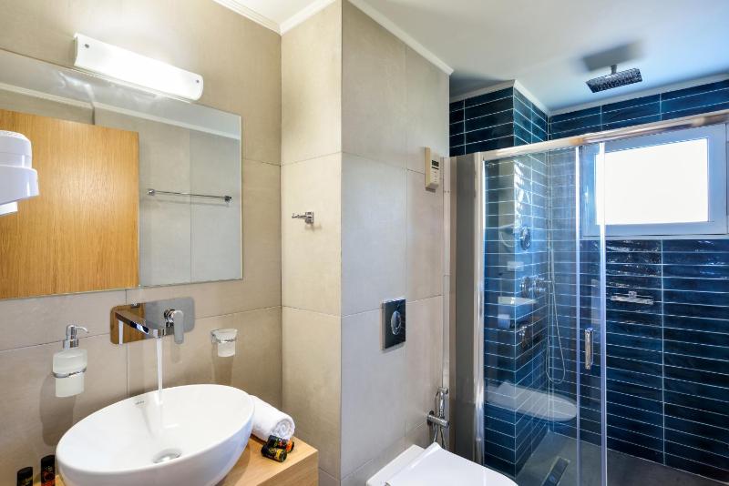 Superior Room with Balcony image 2
