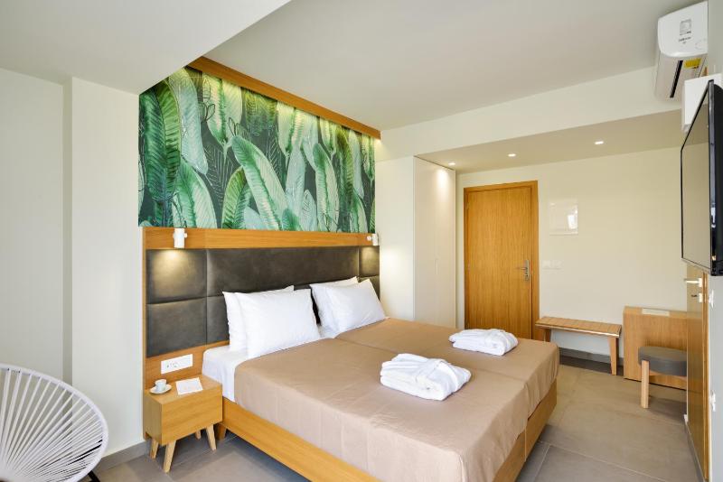 One-Bedroom Suite with Sea View image 3