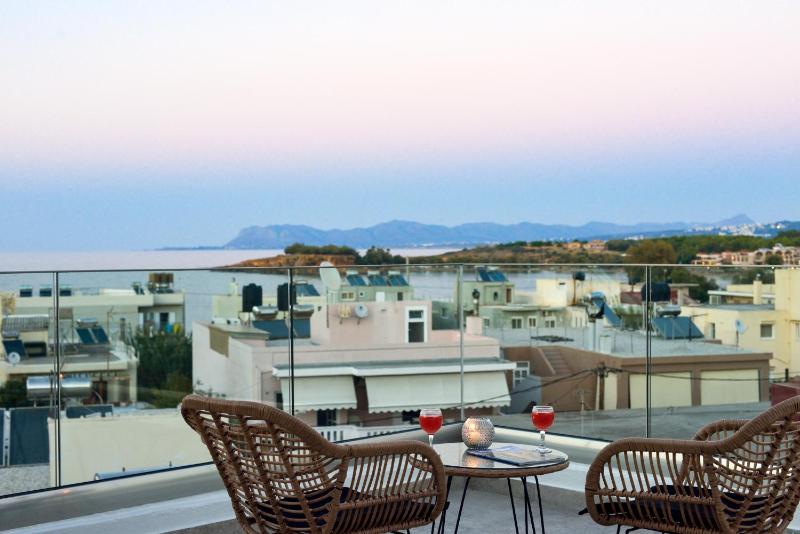 One-Bedroom Suite with terrace and sea view image 4