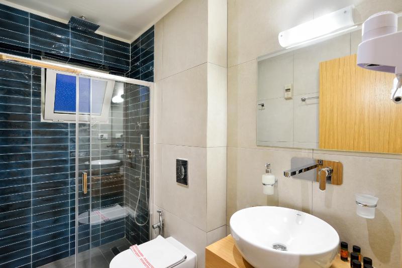 Deluxe room with Balcony image 4