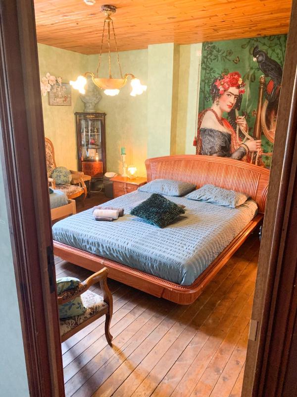 Standard Family Room image 1