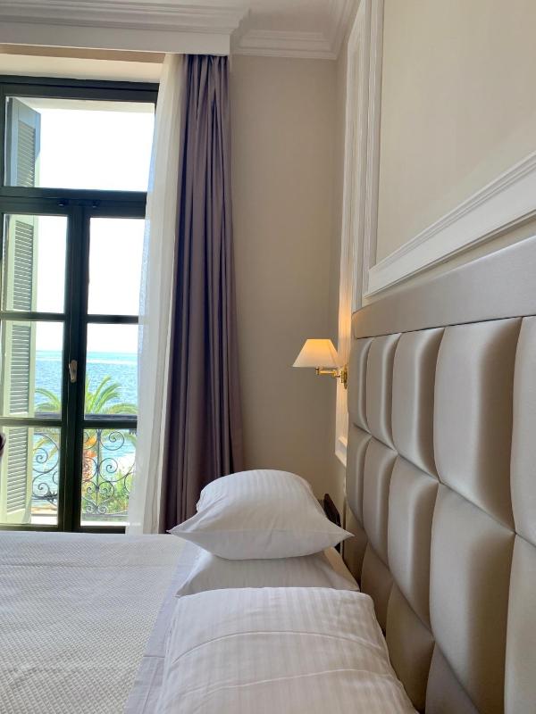 Deluxe Double Room with Sea View image 3