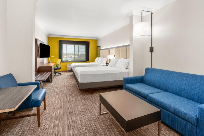 Queen Suite with Two Queen Beds image 2