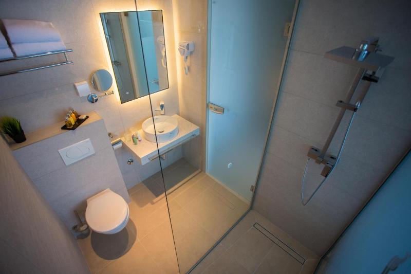 Deluxe Double Room with Balcony image 3