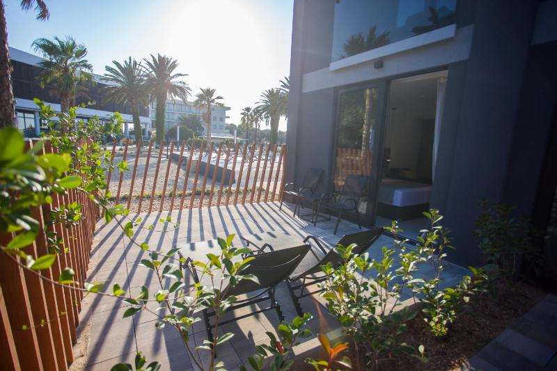 Deluxe Double Room with Balcony image 4