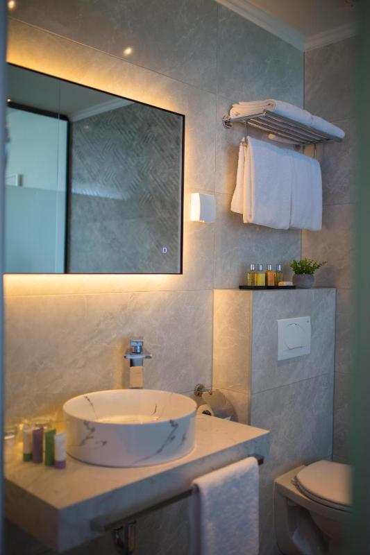 Deluxe Suite with Balcony, Sea View and Spa Bath image 2