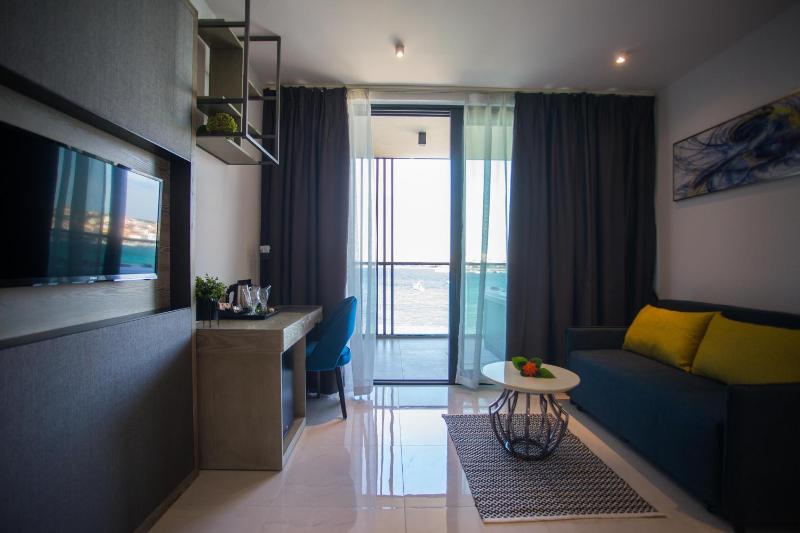 Deluxe Suite with Balcony, Sea View and Spa Bath image 4