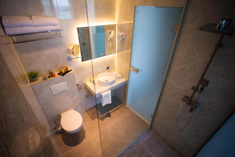 Deluxe Suite with Balcony, Sea View and Spa Bath image 3