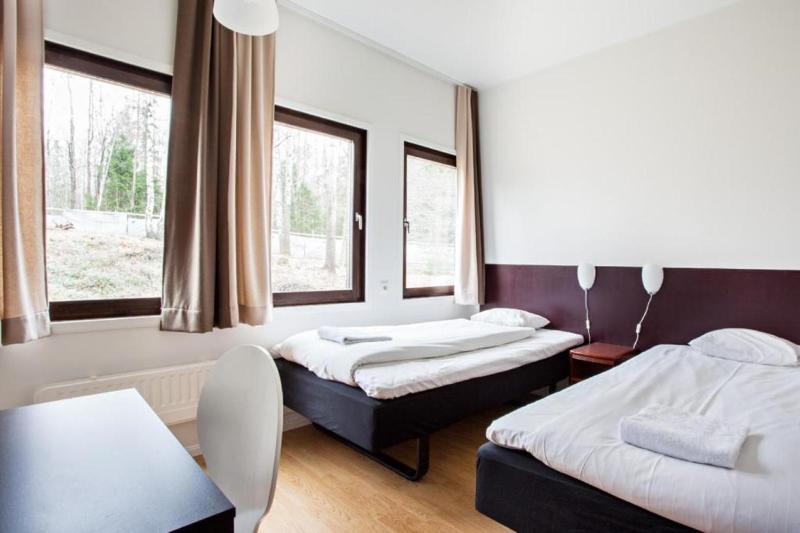 Twin Room image 2