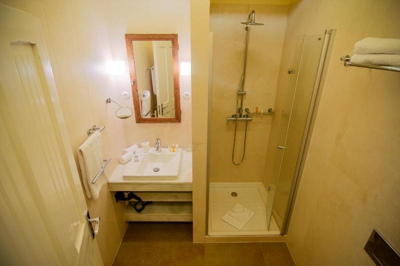 Double Room with Balcony image 3