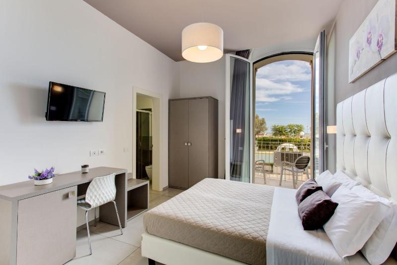 Double Room with Balcony image 1