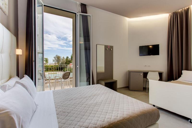 Double Room with Balcony image 4