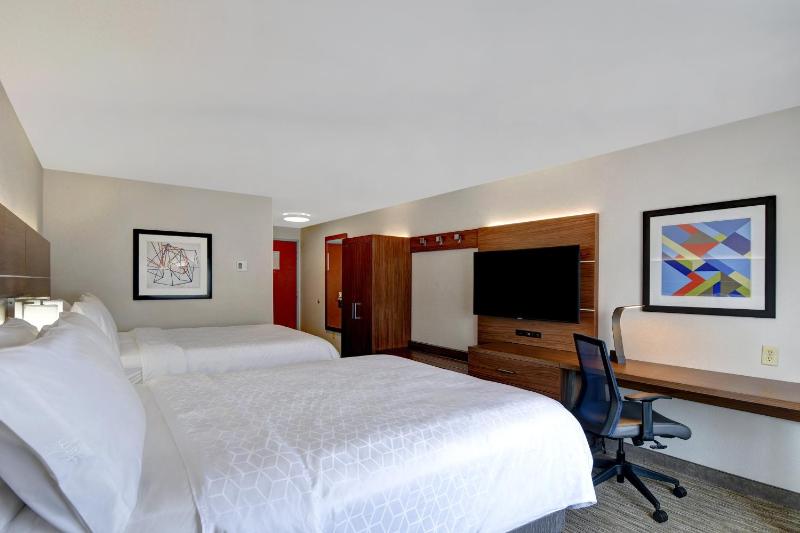 Queen Room with Two Queen Beds image 3