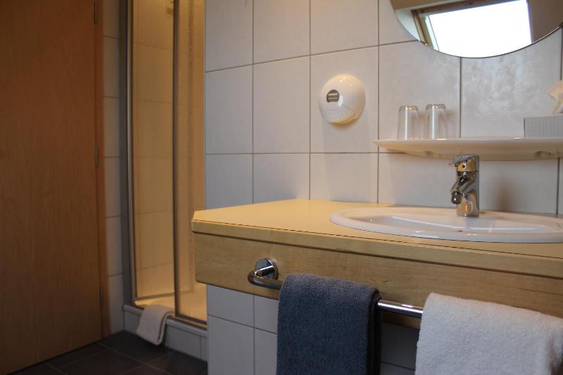 Standard Double Room image 3
