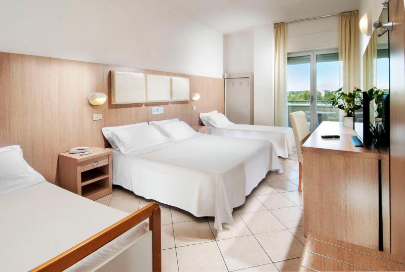 Quadruple Room with Balcony image 4
