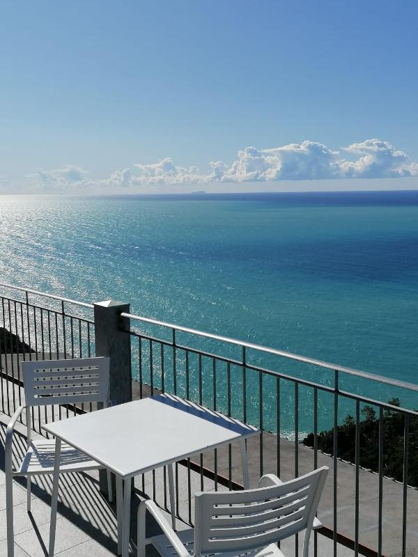 Double Room with Sea View image 4