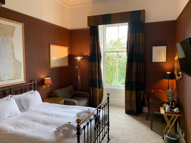 Large Double Room image 1