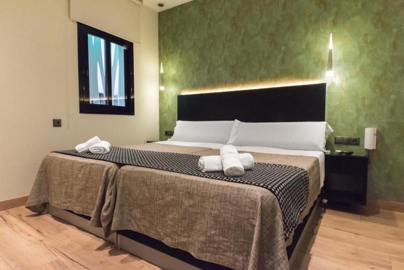 Deluxe Twin Room image 2