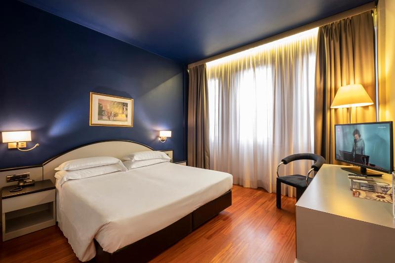 Double or Twin Room image 4