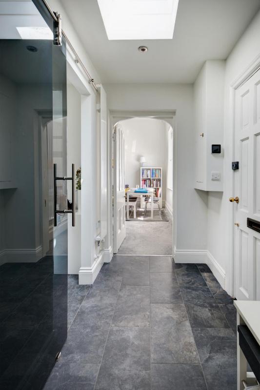 One-Bedroom Apartment image 4