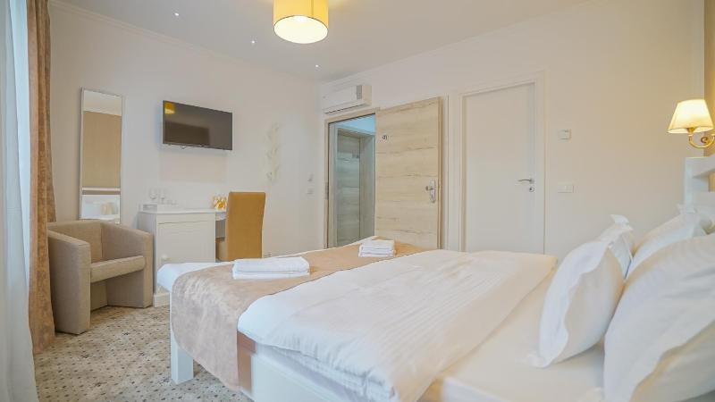 Deluxe Double Room image 3