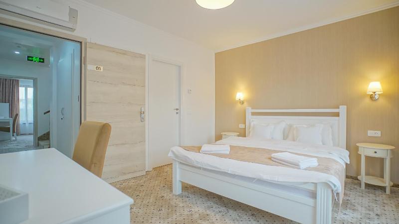 Deluxe Double Room image 2