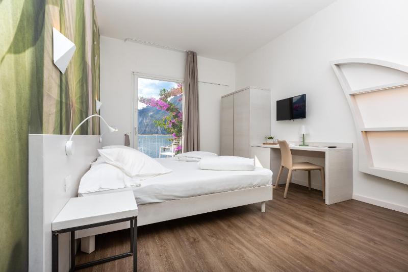 Triple Room with Lake View image 3