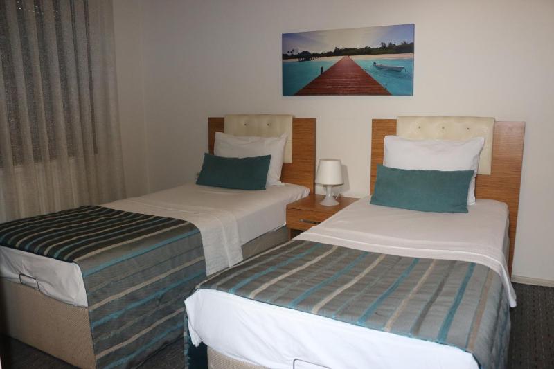 Twin Room image 4