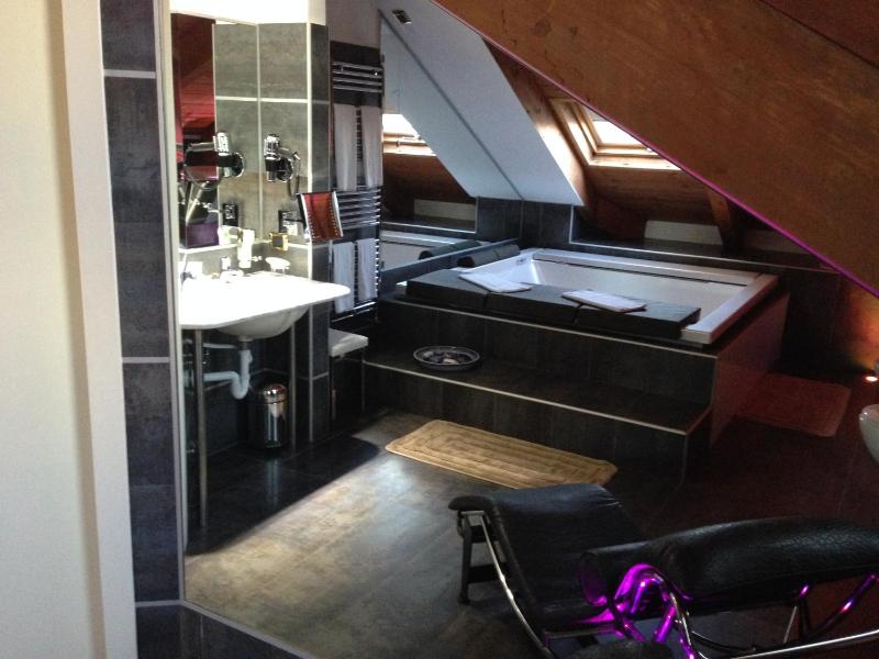 Deluxe Double Room with Bath image 2