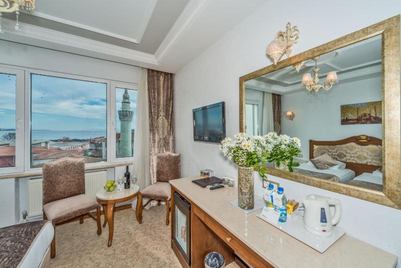 Deluxe Room with Sea View image 2