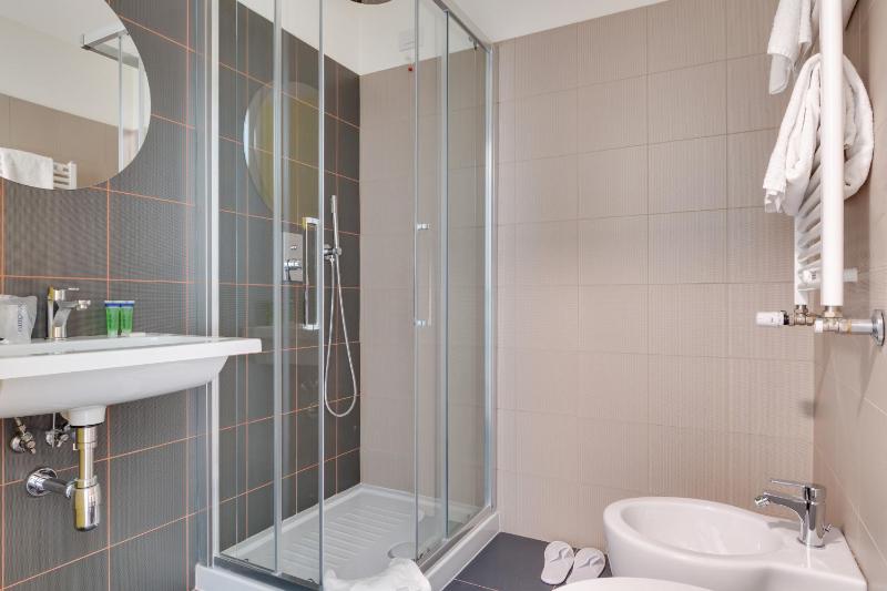 Large Single Room image 4