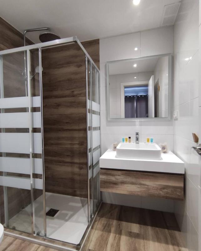 Double Room with Balcony image 3