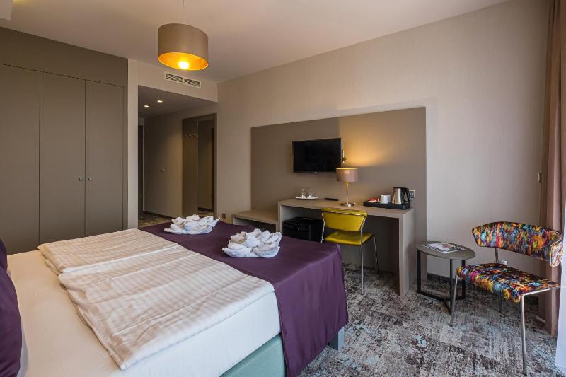 Deluxe Double or Twin Room with Partial Lake View image 2