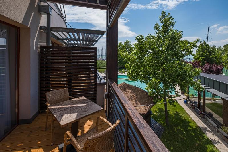 Deluxe Double or Twin Room with Partial Lake View image 3