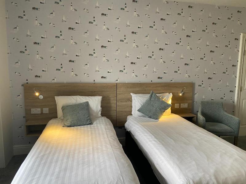 Twin Room image 2