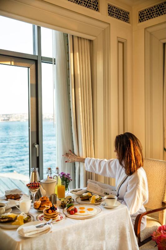 Premier Room with Bosphorus View image 4