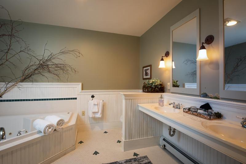 Luxury Room # 13 image 3