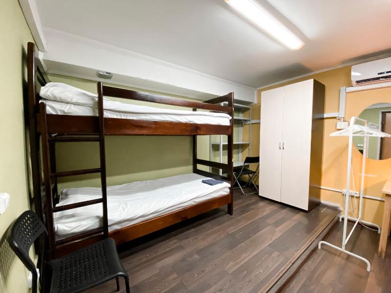 Bed in 8-Bed Mixed Dormitory Room image 1