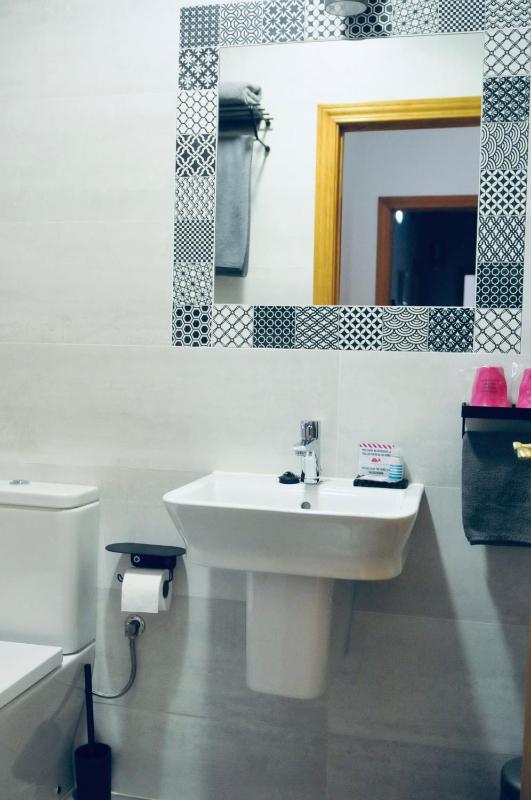 Twin Room with Private Bathroom image 1