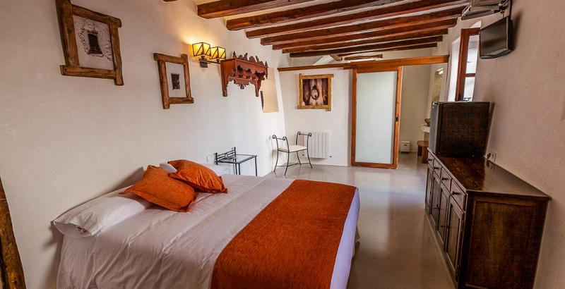 Double Room with Spa Bath image 3