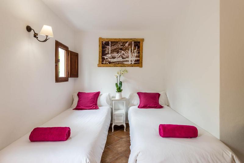 Budget Twin Room image 2
