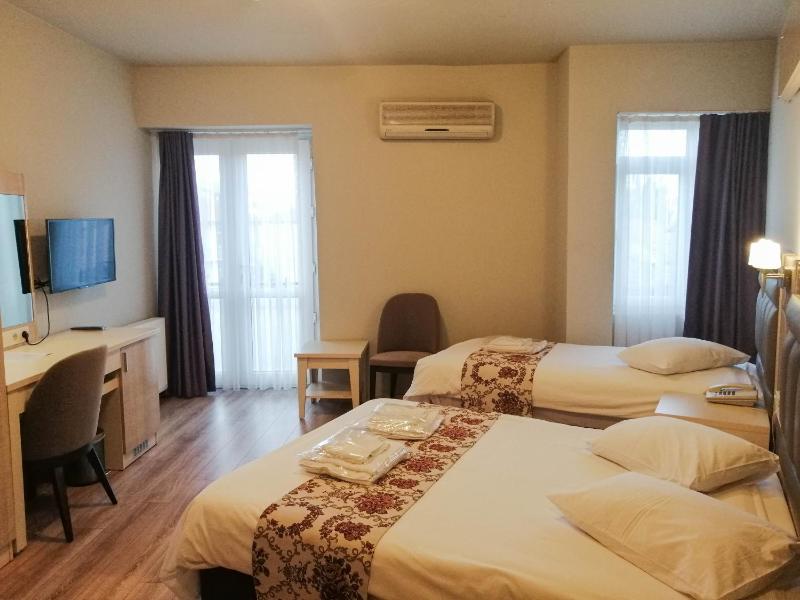 Standard Triple Room image 2