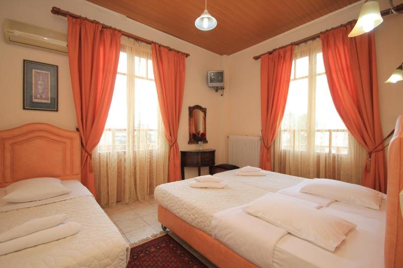 Triple Room with Private Bathroom image 1