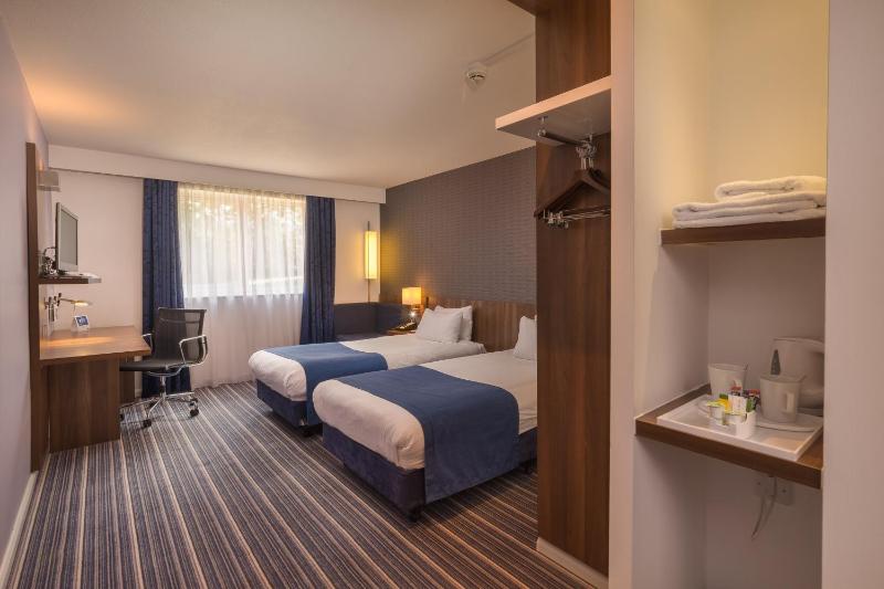 Standard Twin Room with Free Hot Breakfast image 3