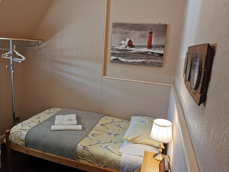 Single Room with Shower image 3