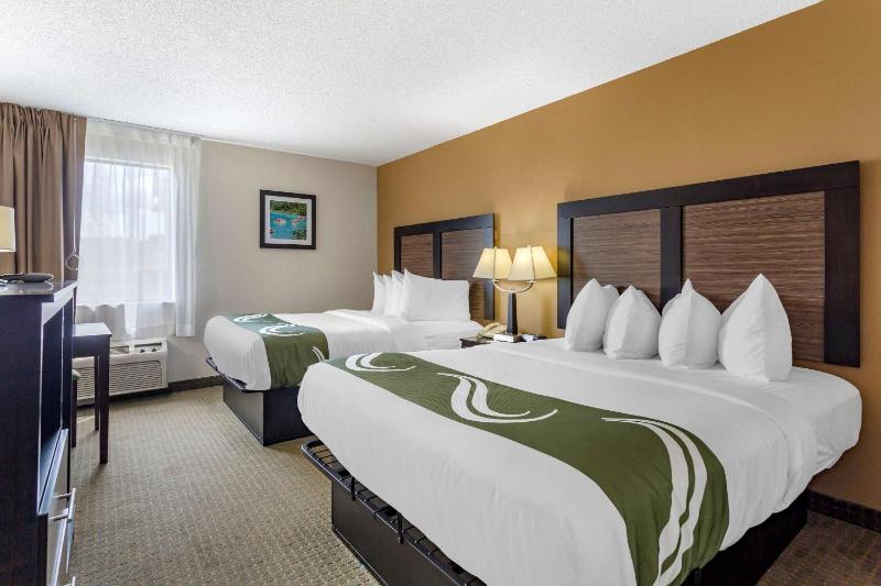 Queen Room with Two Queen Beds - Non-Smoking image 3