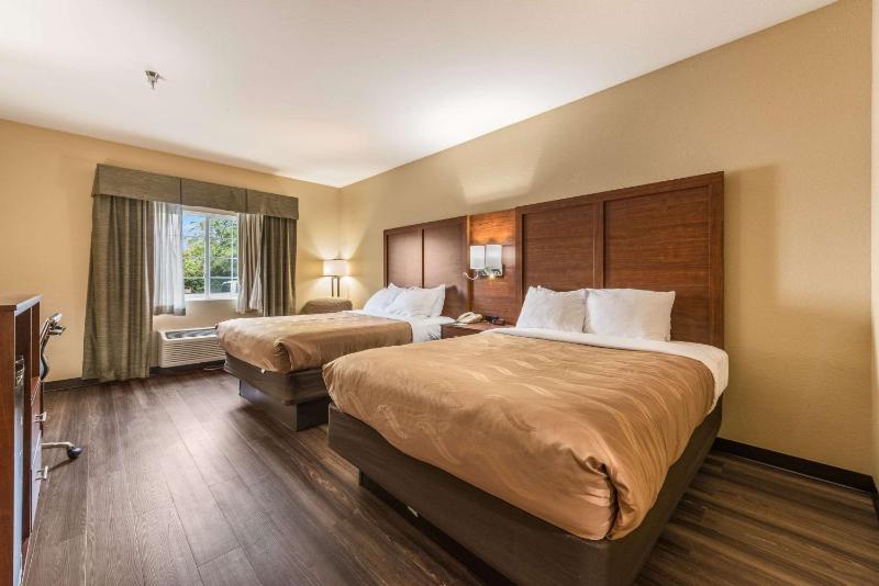 Queen Room with Two Queen Beds - Non-Smoking image 4