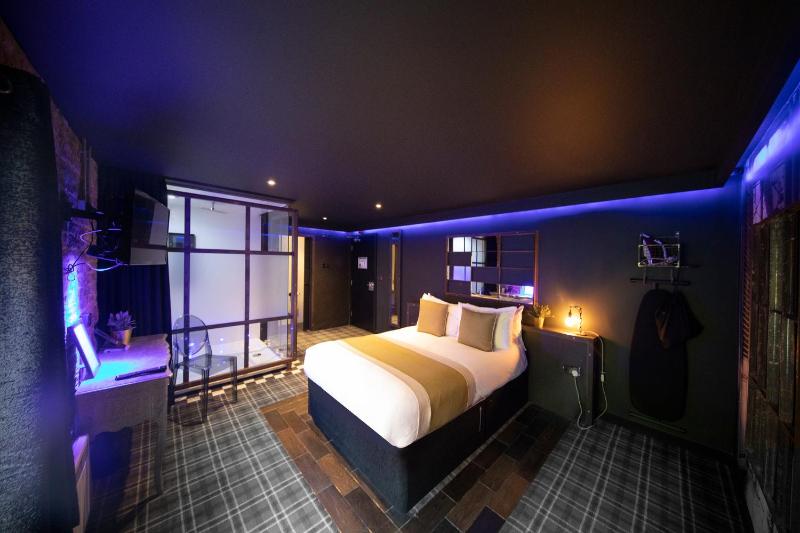 Deluxe Double Room with Street View image 4