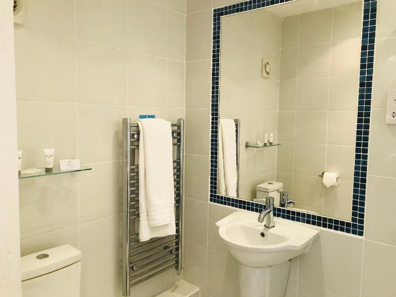 Clarence Court Hotel - image 38